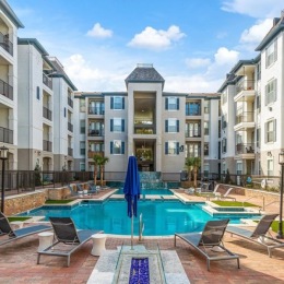 Right in the heart of Dallas 🤍 Come in today for a tour and receive one month free! Pool
